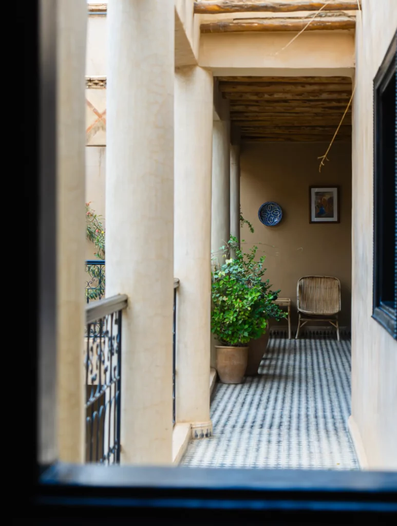 Façade intérieure du Riad Taroudant avec sa végétation