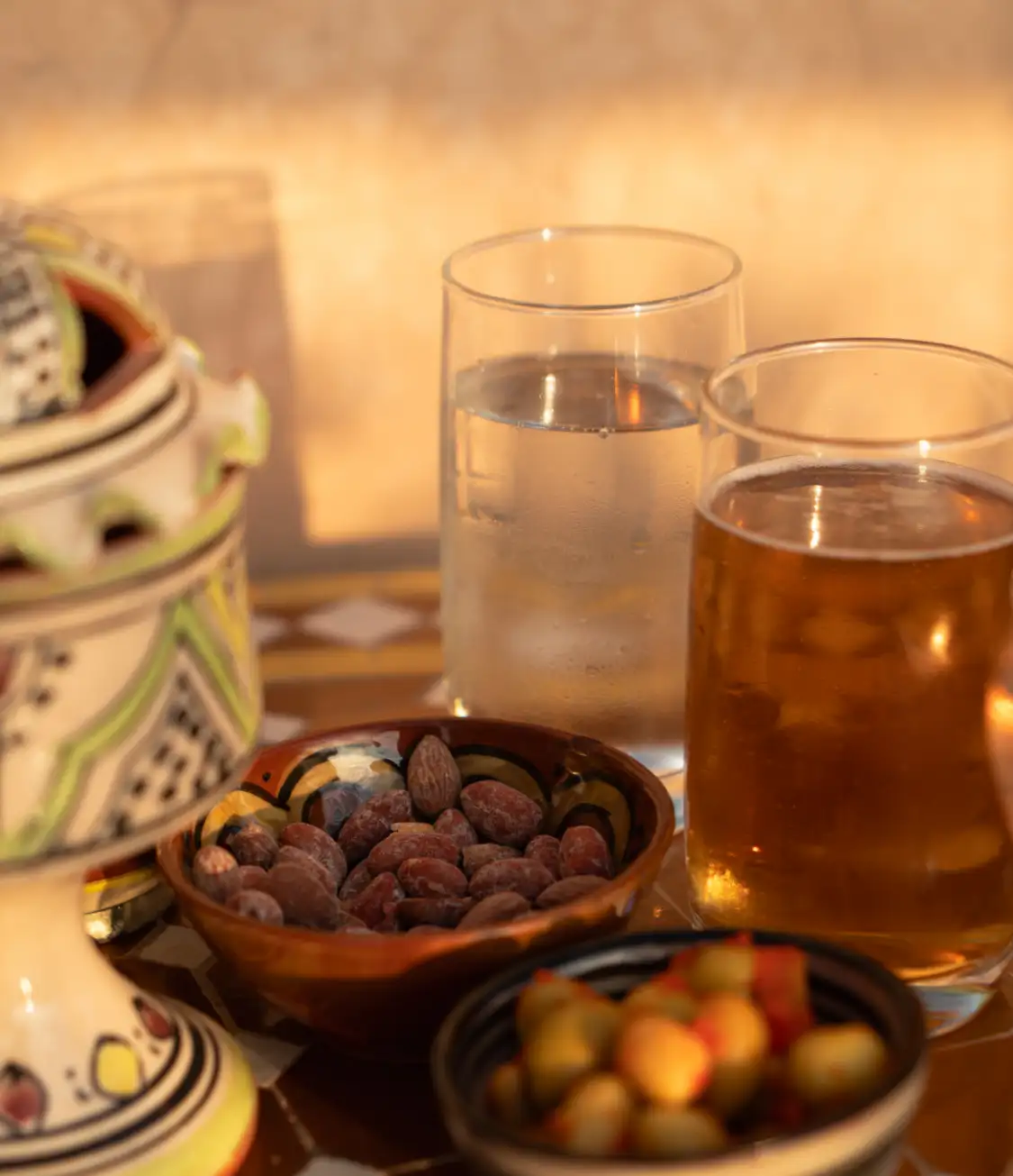 Apéritif avec olives et snacks au Riad Taroudant.