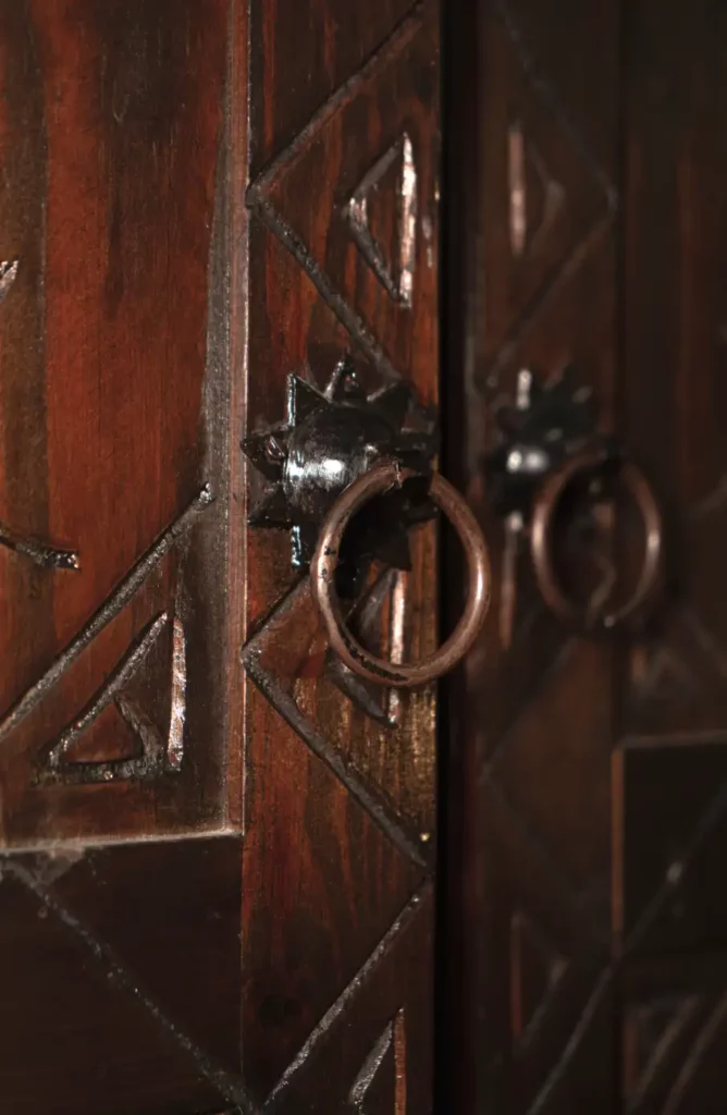 Meuble en bois sculpté dans une chambre du Riad Taroudant.