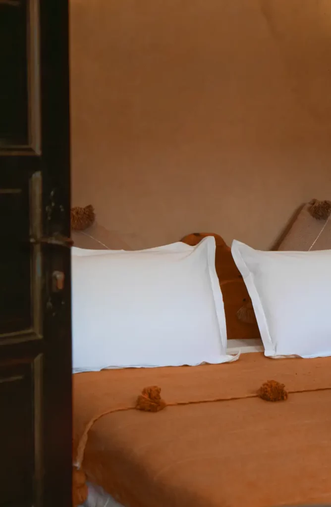 Chambre avec lit double et décor marocain au Riad Taroudant.