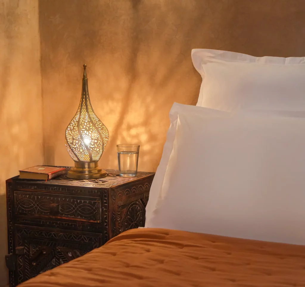 Chambre traditionnelle du Riad Taroudant avec décor marocain.