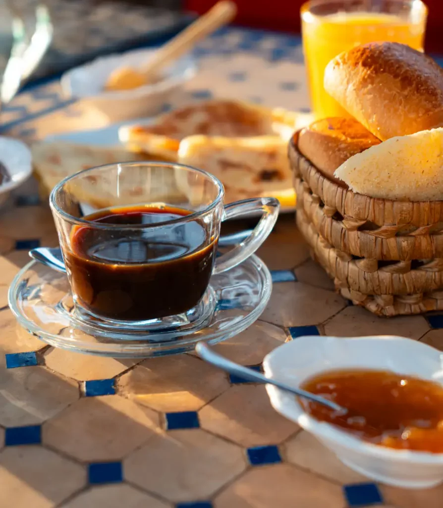 Petit déjeuner marocain avec café et viennoiseries.