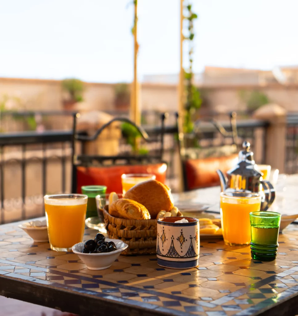 Petit déjeuner marocain avec croissant, miel, et pain traditionnel.