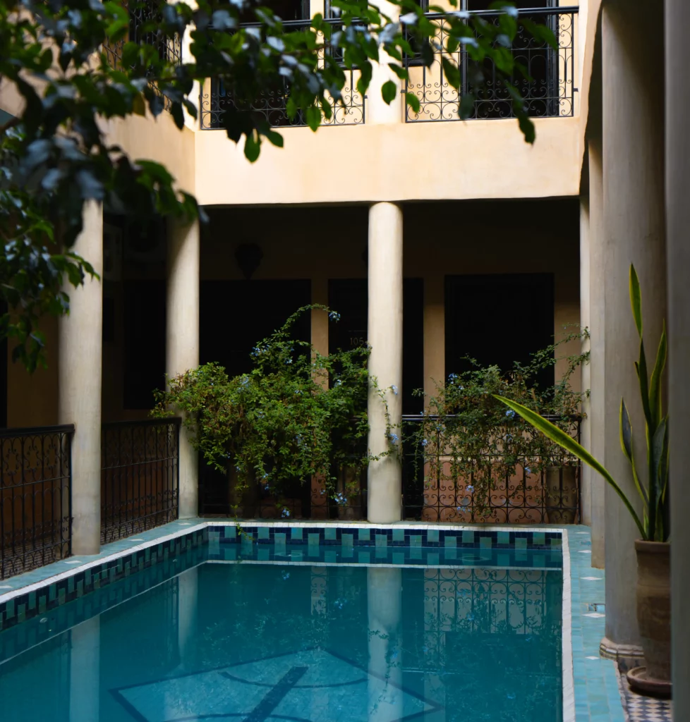 Vue du Riad Taroudant avec sa piscine au centre du patio.