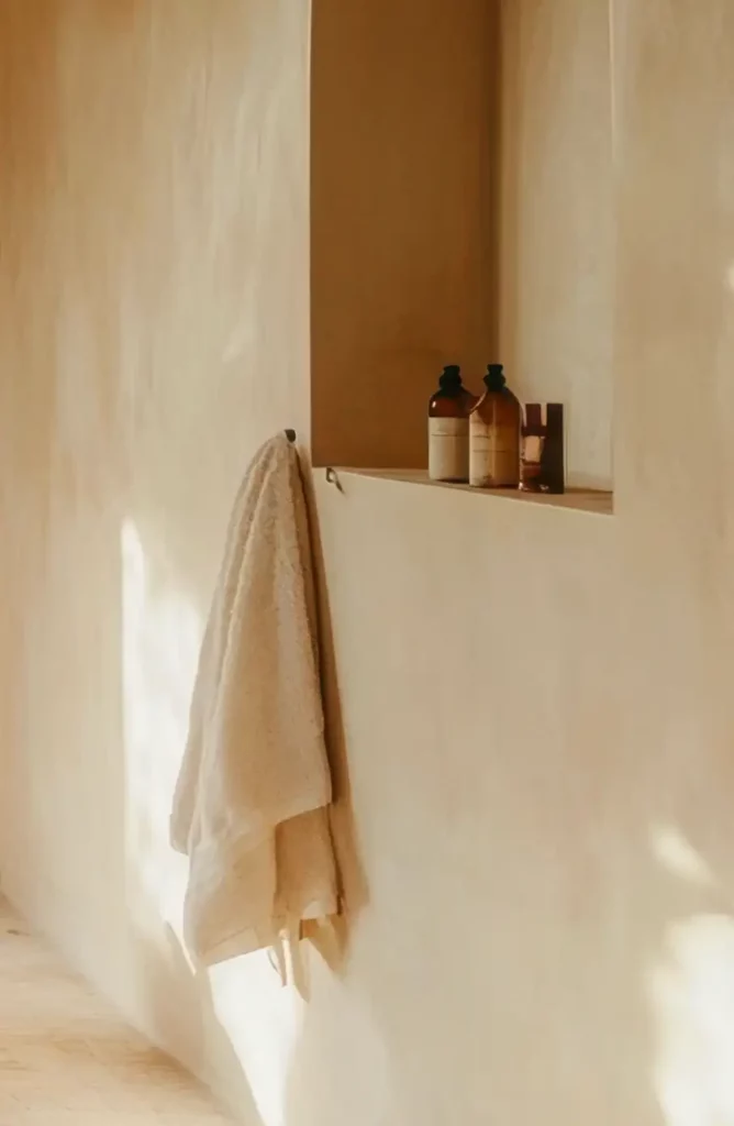 Salle de bain du Riad Taroudant avec finitions en tadelakt.